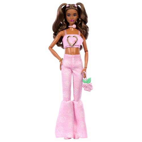 Barbie Deluxe Style-Puppe Nr. 12 in rosa bauchfreiem Denim-Oberteil mit ausgestellten Jeans mit aufgedruckten Rosen, gewellte braune Haare, Zubehörteile wie Rosen-Handtasche und Schmuck,JJN72