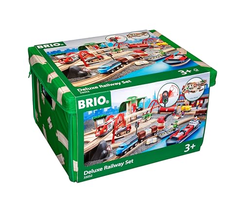 BRIO World 33052 Straßen & Schienen Bahn Set Deluxe - Straßen & Schienen Eisenbahn - Kleinkindspielzeug empfohlen für Kinder ab 3 Jahren